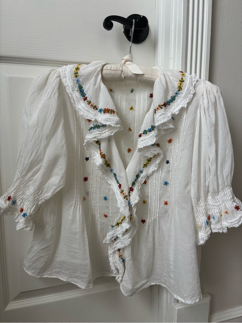 Doen White Cotton Ruffle Collar Blouse with Multicolor Floral Embroidery